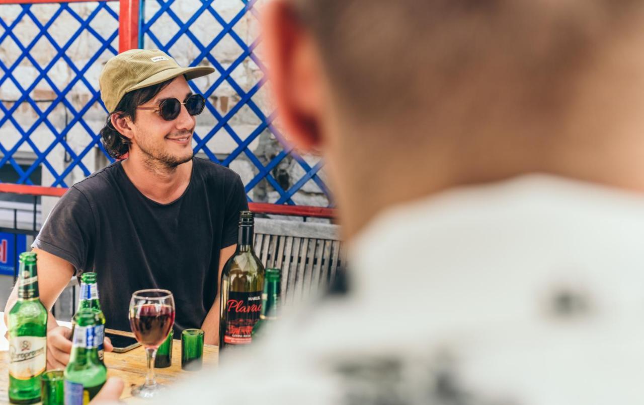 Vandrarhem Booze & Snooze Social Split