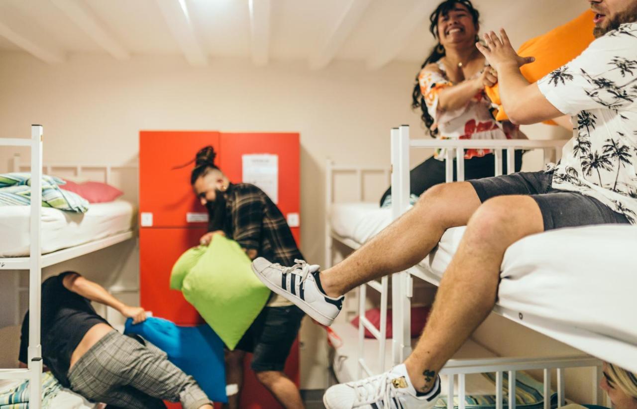 Booze & Snooze Social Hostal